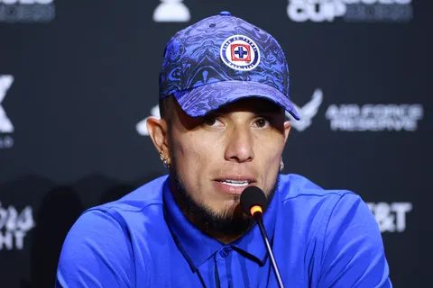 Salcedo y otro paso en su carrera.