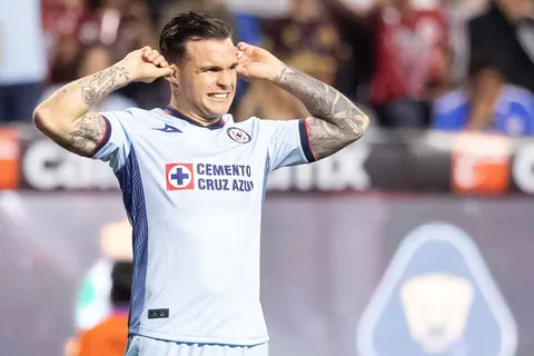 Dos estampas que confirman el terrible momento de Christian Tabó con Cruz Azul