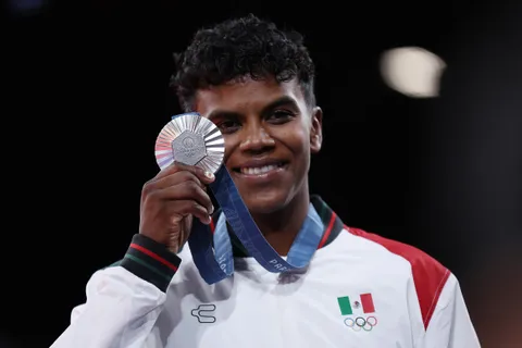 Así reaccionó Santiago Giménez a la medalla de Prisca Awiti en los Juegos Olímpicos Paris 2024