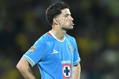 Rivero vio la tarjeta roja tras una dura entrada a Fidalgo.