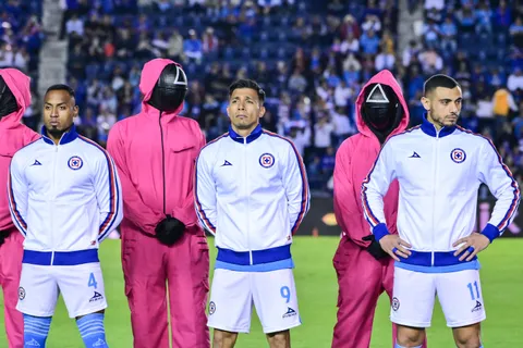 Vicente Sánchez tendrá que definir quién juega de titular ante Chivas.