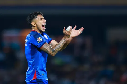 La extraña señal de Cruz Azul en Instagram con Carlos Salcedo.