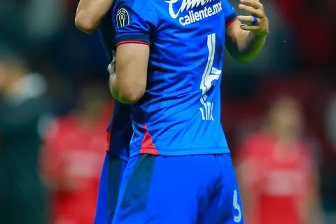 Erik Lira se quedaría en Cruz Azul por la salida de Carlos Salcedo