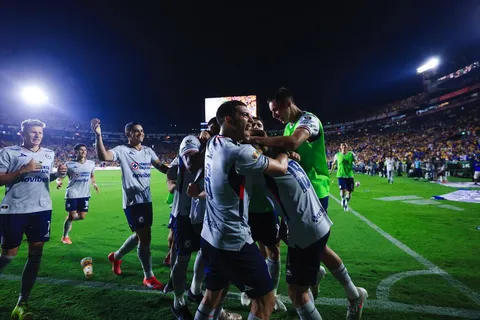 El empate de Cruz Azul ante Tigres le permitió permanecer en los puestos de vanguardia.