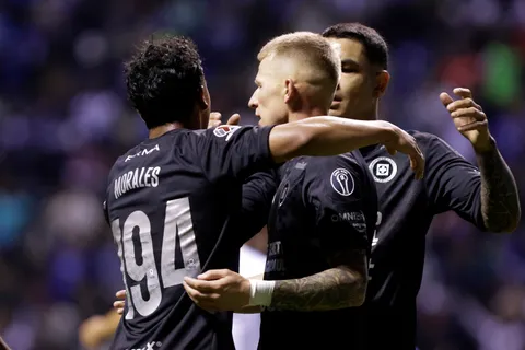 Mateusz Bogusz volvió a la titularidad en Cruz Azul y se despachó con un golazo.