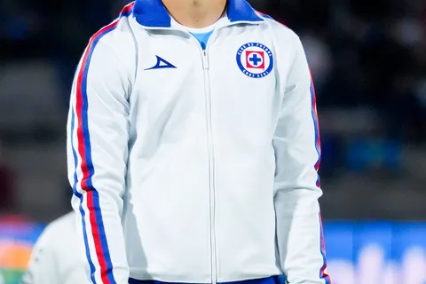 Erik Lira podría marcharse pronto de Cruz Azul a Europa.