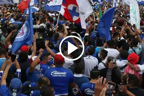 La porra de Cruz Azul se hizo presente.