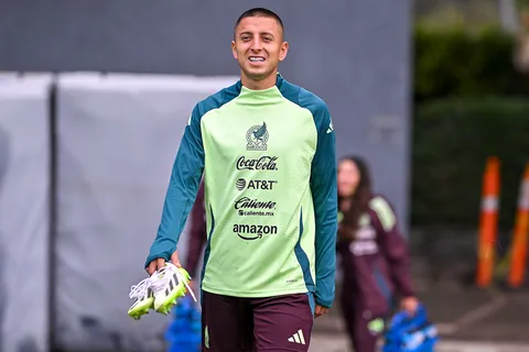 Roberto Alvarado se encuentra concentrado con la Selección Mexicana.