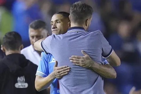 El gesto de Uriel Antuna con Martín Anselmi que emociona a Cruz Azul