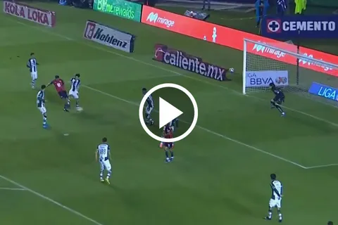 Otro gol del Cuate Sepulveda: ahora vs. Santos Laguna.