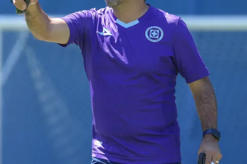Con tres centrales: así sería el 11 ideal de Joaquín Moreno en Cruz Azul