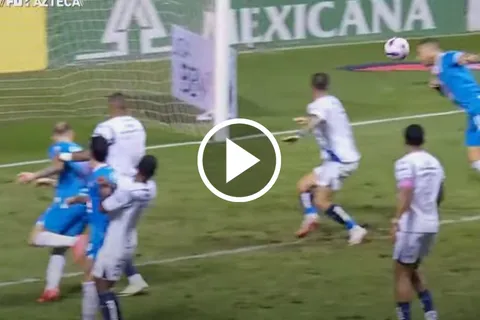 ¡Golazo! Giorgos Giakoumakis presumió su olfato goleador con un cabezazo en Cruz Azul vs. Puebla