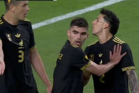 Los mexicanos se trenzaron en pleno campo de juego ante Costa Rica.
