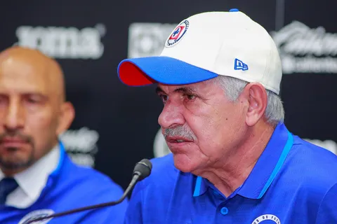 Ante el posible cese del Tuca… Cruz Azul contempla tres alternativas