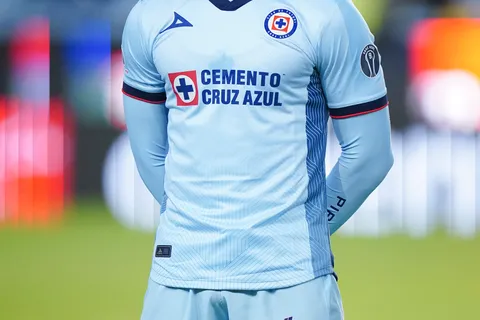 Willer Ditta sufrió molestias este viernes en la práctica de Cruz Azul.