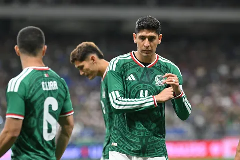 Edson Álvarez "se pica" por el gran nivel que mostró Erik Lira y reaccionó en Instagram