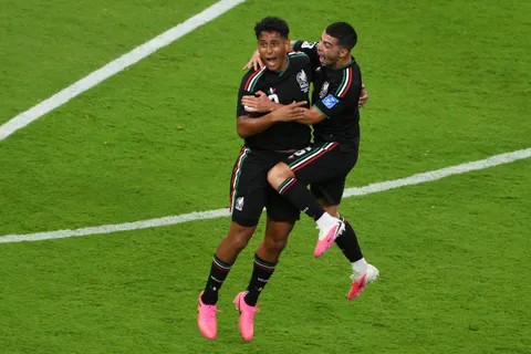Luis Romo y Erik Lira conformaron un doble pivote que sostuvo a México ante Corea del Sur.