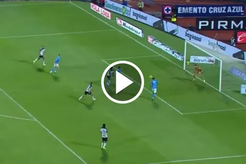 Eso no se puede fallar: El gol cantado que el Toro Fernández se comió en el Cruz Azul vs. Gallos