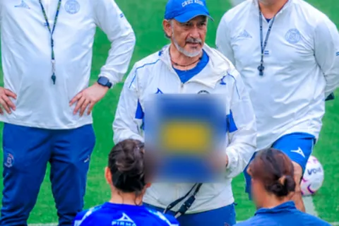 Critican al Potro Gutiérrez por el cartel que mostró en su primera práctica con Cruz Azul femenil
