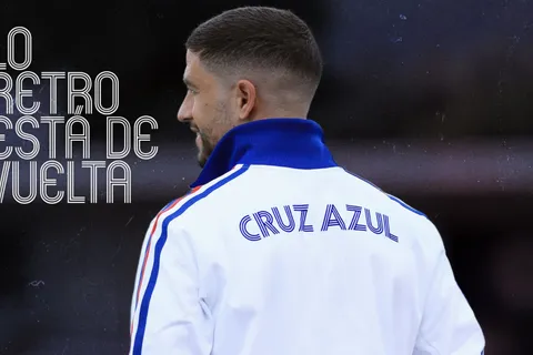 Nacho Rivero luce la nueva chamarra retro.
