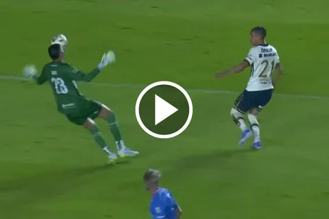 Gran intervención del portero colombiano.