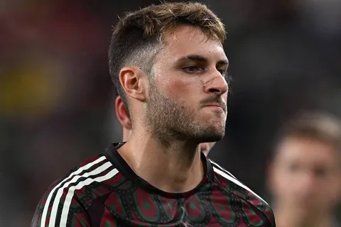 El palo de Santiago Giménez a Diego Cocca en la Selección Mexicana