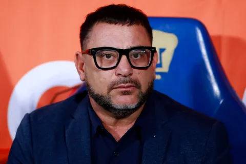 Turco Mohamed no se cierra a la posibilidad de entrenar a Cruz Azul