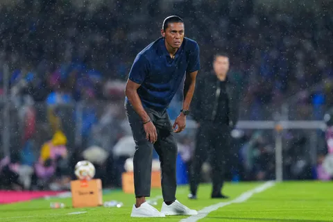 Joel Huiqui reveló cómo gestiona la presión de dirigir a Cruz Azul.