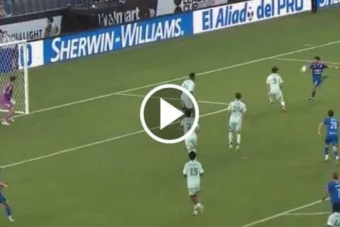El uruguayo sigue con su racha positiva de goles y ayudó al cementero a empatar.