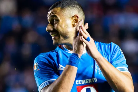 "Estoy muy feliz", Giakoumakis mandó su primer mensaje en español tras su doblete con Cruz Azul en su debut