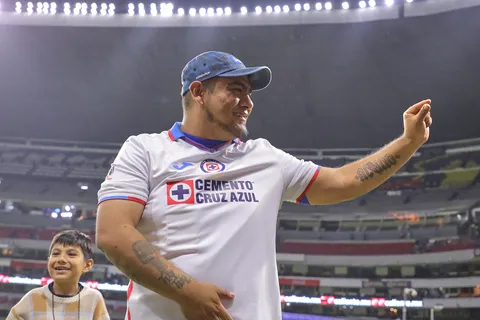 Aczino, famoso aficionado de Cruz Azul.