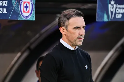 Vicente Sánchez, DT de Cruz Azul, busca encaminar a Cruz Azul hacia los objetivos.