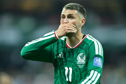 Santi Giménez, suplente en México vs. Inglaterra.