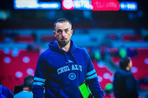 Sergio Pinto gana protagonismo silencioso en el CT de Joel Huiqui en Cruz Azul.