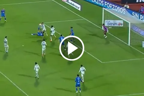 El ex Rayados estuvo a punto de marcar un golazo.