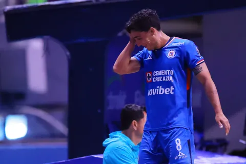 Lorenzo Faravelli recibió la tarjeta roja tras una dura entrada a Santiago López, de Pumas.