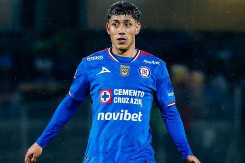 El mexicano jugó en la banda derecha.