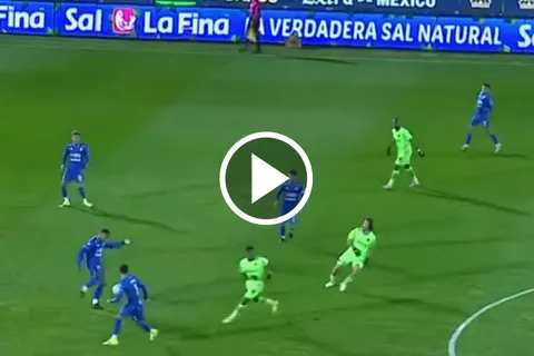 Willer Ditta casi anota un gol de antología con Cruz Azul.