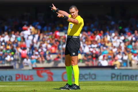 Cruz Azul se salva del Gato Ortiz: Los 2 errores del juez que lo condenaron en cuartos de final