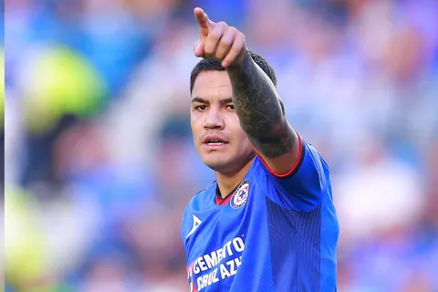Cruz Azul busca el fichaje de un delantero extranjero: ¿Qué pasará con el Toro Fernández?