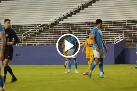 Creyó que nadie lo vio: El gesto de Nacho Rivero tras el autogol de Gonzalo Piovi contra Tigres