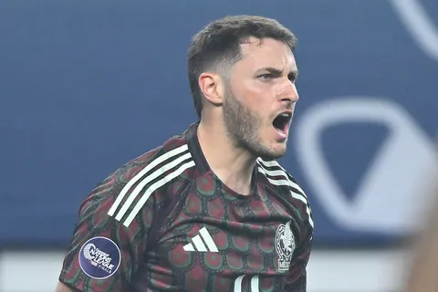Le quitan un penal a  Santiago Giménez tras ingresar de cambio con la selección de México