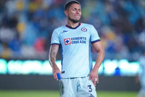 Carlos Salcedo no estará en el Cruz Azul vs. Pumas