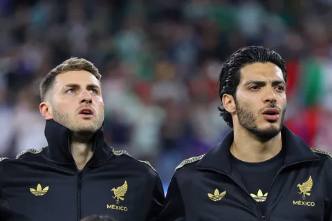 Santi Giménez y Raúl Jiménez compartieron dupla de ataque por primera vez.