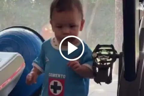 El hijo del jugador de Cruz Azul enterneció a todos.