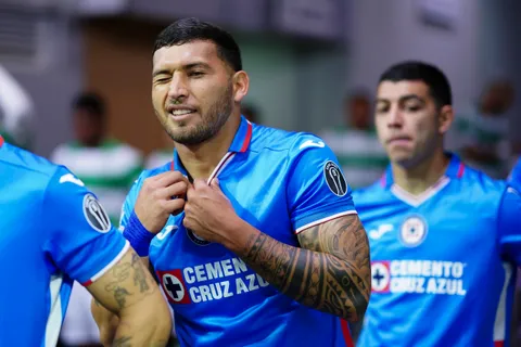 Juan Escobar posó con un jersey histórico de Cruz Azul