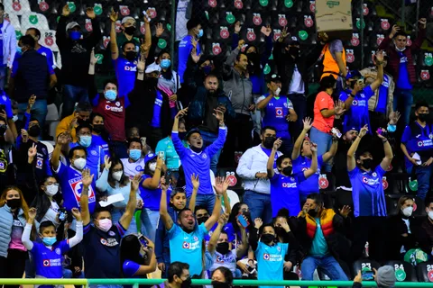 León manda contundente advertencia a los aficionados de Cruz Azul: podría sacarlos del estadio
