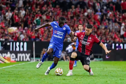 Christian Ebere se ganó el aplauso de toda la afición de Cruz Azul.