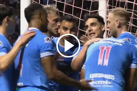 Lolo Faravelli se vistió de DT dentro del campo.