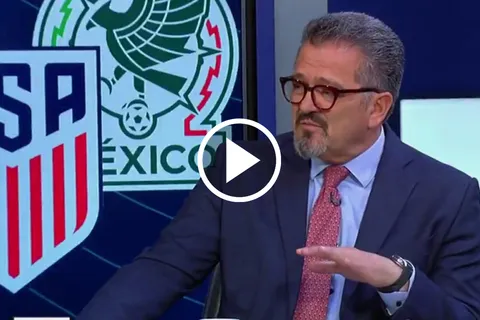 Carlos Hermosillo, contra un jugador de Cruz Azul.